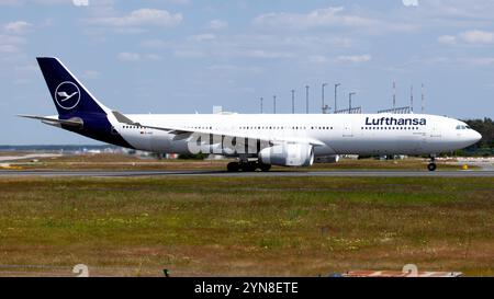 Frankfurt, Deutschland. Juni 2023. Ein Lufthansa Airbus 330-300 beschleunigt für den Start vom internationalen Flughafen Frankfurt Rhein-Main. Lufthansa betreibt 14 Flugzeuge des Typs Airbus A330-300 in der Business Class 42, 28 Premium Economy und 185 Economy Class. Alle sind mit FlyNet Satellite ausgestattet. (Credit Image: © Fabrizio Gandolfo/SOPA Images via ZUMA Press Wire) NUR REDAKTIONELLE VERWENDUNG! Nicht für kommerzielle ZWECKE! Stockfoto