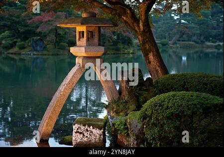 Die zweibeinige Kotoji-Steinlaterne ist das ikonische Symbol des berühmten japanischen Kenrokuen-Gartens in Kanazawa, Ishikawa, Japan Stockfoto