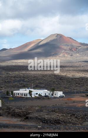Lanzarote, Spanien: 13. Oktober 2024: Typischer Bauernhof im Vulkangebiet der Insel ​​the Lanzarote auf den Kanarischen Inseln in Spanien. Stockfoto