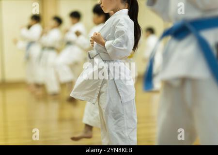 Kinder, die Karate üben Stockfoto