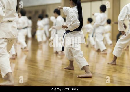 Kinder, die Karate üben Stockfoto