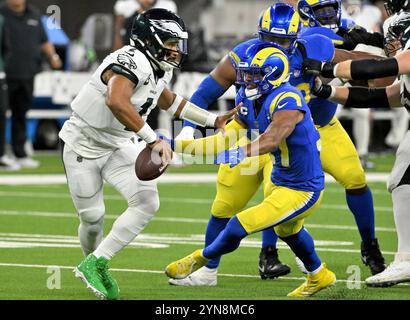 Inglewood, Usa. November 2024. Der Philadelphia Eagles Quarterback Jalen Hurts entzieht sich am Sonntag, den 24. November 2024, im SoFi Stadium dem Tackle der Los Angeles Rams, Quentin Lake (R). Die Eagles besiegten die Rams mit 37:20. Foto: Jon SooHoo/UPI Credit: UPI/Alamy Live News Stockfoto