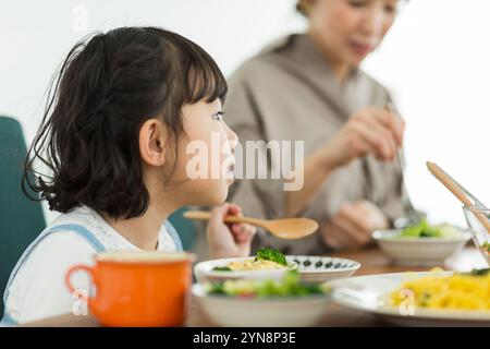 Mädchen während des Essens Stockfoto