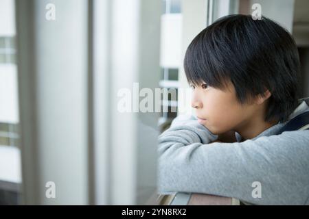 Grundschuljunge, der auf den Plan kommt Stockfoto