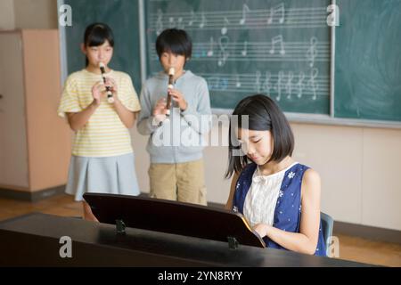 Schulkinder, die Blockflöten spielen Stockfoto