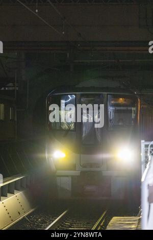 Die U-Bahn nähert sich nachts dem Bahnhof Stockfoto