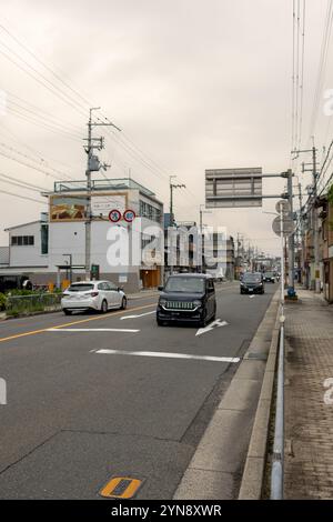 Stadtstraße in Kyoto mit Wohnhäusern und Autos Stockfoto