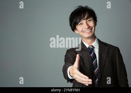 Ein lächelnder Mann bietet seine Hand an Stockfoto