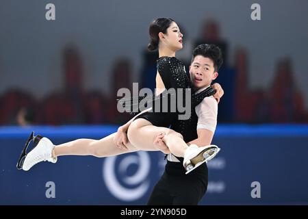 Das chinesische Duo Xiao Zixi/He Linghao ist am 22. November 2024 in Chongqing in China. Der große Preis des China Cup World Eiskunstlauf 2024 beginnt in Chongqing, an dem 60 Eiskunstläufer aus 16 Ländern und Regionen teilnehmen, am 22. November 2024. Quelle: He Penglei/China News Service/Alamy Live News Stockfoto