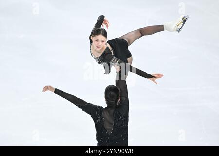 Das chinesische Duo Wang Yuchen/Zhu Lei ist im Kurzprogramm-Wettbewerb. Chongqing, China. 22. November 2024. Der große Preis des China Cup World Eiskunstlauf 2024 beginnt in Chongqing, an dem 60 Eiskunstläufer aus 16 Ländern und Regionen teilnehmen, am 22. November 2024. Quelle: He Penglei/China News Service/Alamy Live News Stockfoto