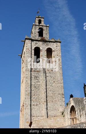 romanische Kunst. Das königliche Benediktinerkloster von Sant Cugar. Ich wurde zwischen dem IX. Und XIV. Jahrhundert gebaut. Blick auf den Glockenturm. Sant Cugat del Va Stockfoto