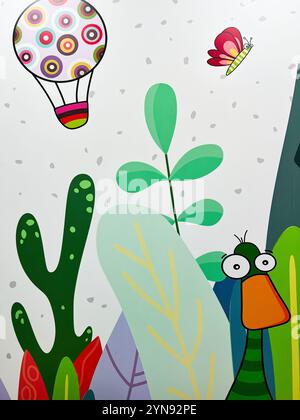Lebendige Zeichentrickillustration mit einem skurrilen Heißluftballon, farbenfrohen Vögeln, Schmetterlingen und üppigem Grün. Perfekt für Kinderdekoration und Spielspaß Stockfoto