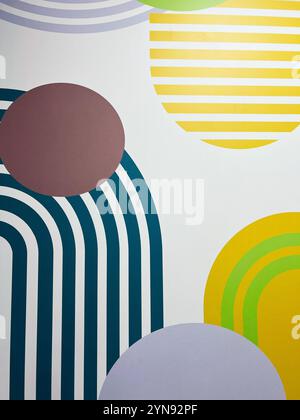 Ein lebendiges abstraktes Design mit farbenfrohen geometrischen Formen, Kreisen und Streifen. Das Bild zeigt moderne Kunst mit harmonischen Farbkontrasten und Stockfoto