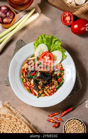 Gebratener Aal mit Tauco oder fermentierter Bohnenpaste ist ein traditionelles indonesisches Essen Stockfoto