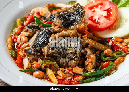 Gebratener Aal mit Tauco oder fermentierter Bohnenpaste ist ein traditionelles indonesisches Essen Stockfoto