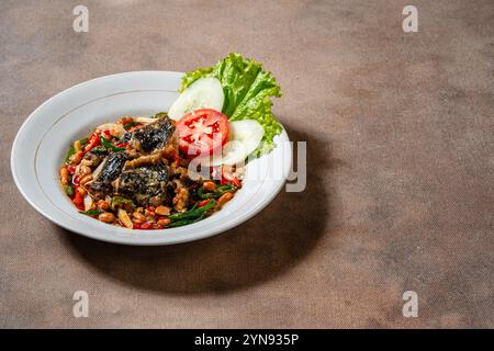 Gebratener Aal mit Tauco oder fermentierter Bohnenpaste ist ein traditionelles indonesisches Essen Stockfoto