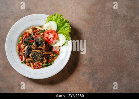 Gebratener Aal mit Tauco oder fermentierter Bohnenpaste ist ein traditionelles indonesisches Essen Stockfoto