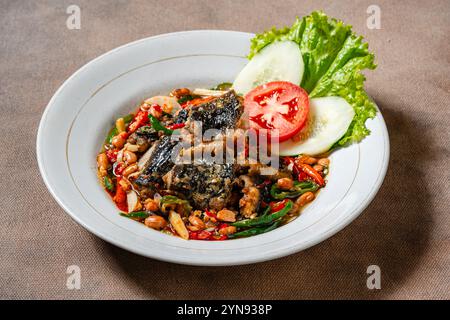 Gebratener Aal mit Tauco oder fermentierter Bohnenpaste ist ein traditionelles indonesisches Essen Stockfoto