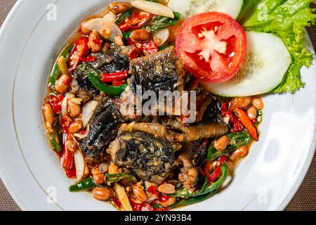 Gebratener Aal mit Tauco oder fermentierter Bohnenpaste ist ein traditionelles indonesisches Essen Stockfoto