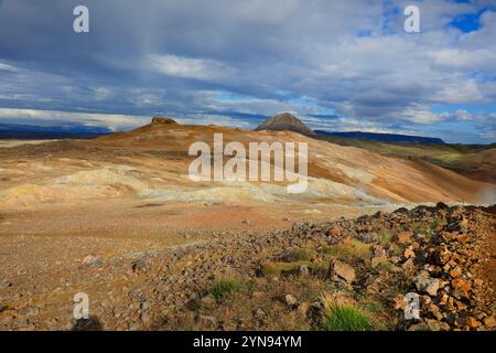 Landschaft rund um das geothermische Tal von Hverir Namafjall mit schwefelheißen Quellen in Island Stockfoto