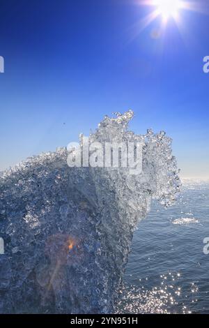 Details von Eisbrocken, die an der Küste des Ozeans in der Nähe des Gletschersees Jokulsarlon in Island gespült wurden Stockfoto