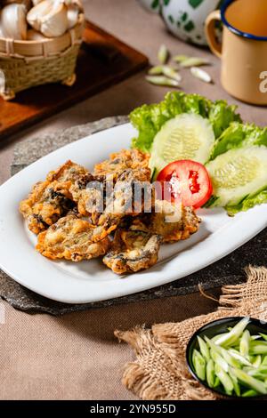Frittierter Aal oder Belut Goreng auf Indonesisch ist ein beliebtes Gericht aus Süßwasseraal, der in einem aromatischen Gewürz beschichtet und bis zum rand frittiert wurde Stockfoto