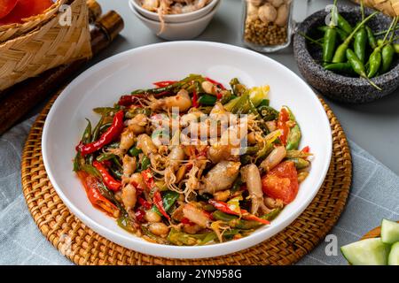 Spicy Stir Fried Tintenfisch oder Tumis Cumi Pedas ist traditionelles indonesisches Essen, vor allem auf javanisch. Stockfoto