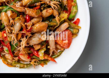 Spicy Stir Fried Tintenfisch oder Tumis Cumi Pedas ist traditionelles indonesisches Essen, vor allem auf javanisch. Stockfoto