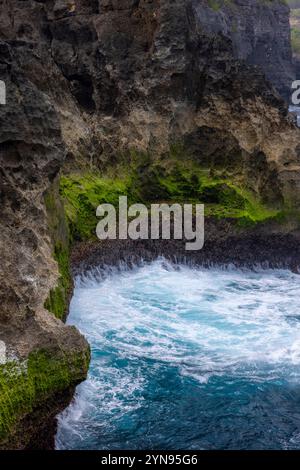 Angel's Billabong, ein beliebter Touristenort auf Nusa Penida, besticht mit seinen atemberaubenden natürlichen Felsformationen und dem kristallklaren Wasser, Maki Stockfoto