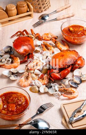 Krabbensauce padang (indonesisches Kepiting Saus Padang). Krabbengericht in heißer und scharfer Padang-Sauce. Stockfoto