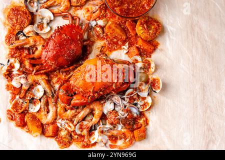 Krabbensauce padang (indonesisches Kepiting Saus Padang). Krabbengericht in heißer und scharfer Padang-Sauce. Stockfoto