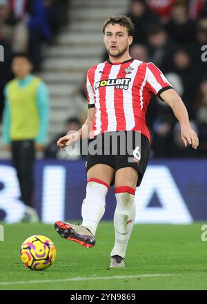 Southampton, Großbritannien. November 2024. Taylor Harwood-Bellis aus Southampton während des Premier League-Spiels im St Mary's Stadium, Southampton. Der Bildnachweis sollte lauten: Paul Terry/Sportimage Credit: Sportimage Ltd/Alamy Live News Stockfoto