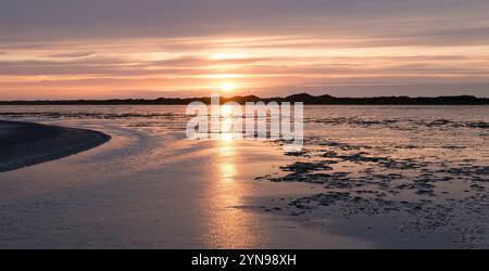 Wattenmeer bei Sonnenuntergang, mit Schlammflächen bei Ebbe auf Pinkewad, südlich der westfriesischen Insel Ameland, Friesland, Niederlande Stockfoto