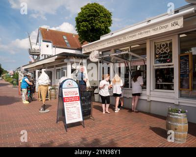 Leute stehen in der Warteschlange für Eis an der Strandstraße in Laboe, Schleswig-Holstein, Deutschland Stockfoto