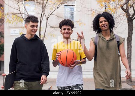 Drei Freunde unterhalten sich und haben Spaß auf der Straße Stockfoto