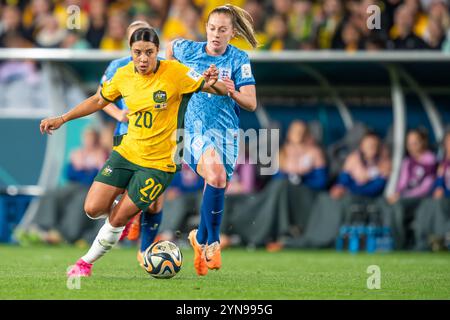 Die australische Matilda Sam Kerr mit der Engländerin Keira Walsh im Halbfinale der FIFA Fussball-Weltmeisterschaft gegen England 2023 im Stadion Australien. Endergebnis; England 3:1 Australien Stockfoto