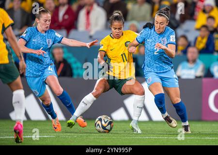 Die australische Matilda Mary Fowler und die Engländerin Lucy Bronze und Keira Walsh im Halbfinale der FIFA Fussball-Weltmeisterschaft gegen England 2023 im Stadion Australien. Endergebnis; England 3:1 Australien Stockfoto