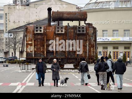 KIEW, UKRAINE - 24. NOVEMBER 2024 - Menschen gehen an der Battle for Light-Anlage vorbei, in der ein durch russische Raketenangriffe zerstörter Transformator in Kiew, Hauptstadt der Ukraine, untergebracht ist Stockfoto