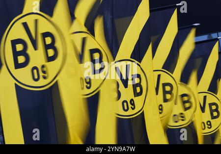 Dortmund, Deutschland. November 2024. Borussia Dortmund GmbH & Co. KGaA - Jahreshauptversammlung, Kongresszentrum Westfalenhallen. Fahnen mit dem BVB-Logo flattern im Wind vor der Veranstaltungshalle. Quelle: Bernd Thissen/dpa/Alamy Live News Stockfoto