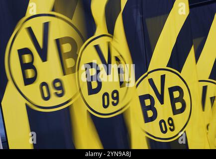 Dortmund, Deutschland. November 2024. Borussia Dortmund GmbH & Co. KGaA - Jahreshauptversammlung, Kongresszentrum Westfalenhallen. Fahnen mit dem BVB-Logo flattern im Wind vor der Veranstaltungshalle. Quelle: Bernd Thissen/dpa/Alamy Live News Stockfoto