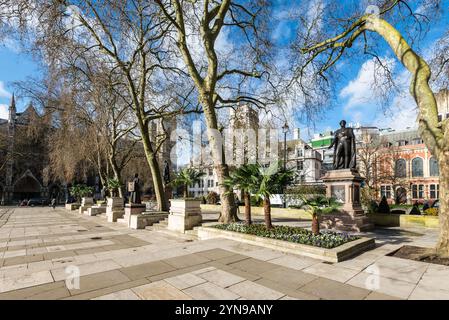 London, Großbritannien - 27. März 2024: Statue des Earl of Derby, etc. Im Parliament Square Garden in Westminster, London, Vereinigtes Königreich. Stockfoto