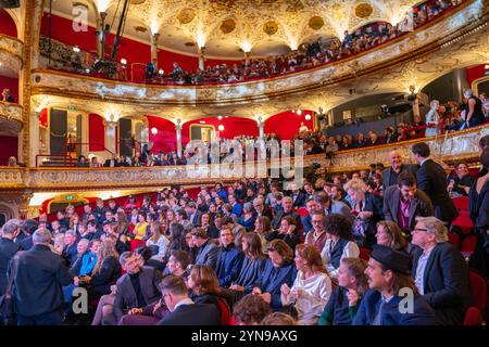 Wien, Österreich. November 2024. Verleihung des Nestroy-Theaterpreises 2024 im Volkstheater Wien, Österreich, am 24. November 2024. Publikum. - 20241124 PD15751 Credit: APA-PictureDesk/Alamy Live News Stockfoto