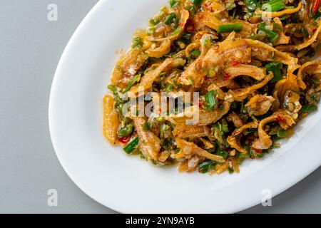 Gebratene Sardellen mit grünem Chili oder Ikan teri Cabe ijo sind ein traditionelles Essen aus West-sumatra, Indonesien. Stockfoto