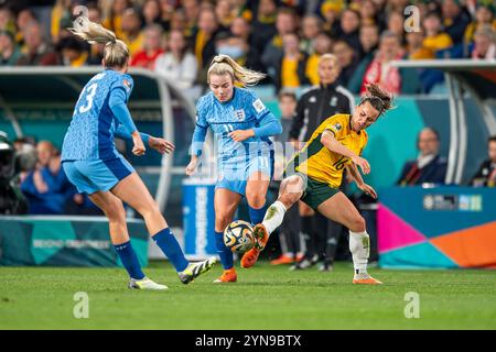 Sydney, Australien. August 2023. Australier Hayley Raso und Englands Lauren Hanf wurden während des Halbfinales der FIFA Fussball-Weltmeisterschaft 2023 im Stadion Australien gezeigt. Endergebnis; England 3:1 Australien (Foto: Olivier Rachon/SOPA Images/SIPA USA) Credit: SIPA USA/Alamy Live News Stockfoto