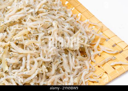 Frische getrocknete Sardellen auf weißem Hintergrund. Roher, trocken gesalzener Meeresfisch. Salzwasserfutterfische. Ikan asin teri medan. Stockfoto