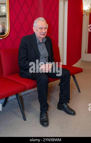 Wien, Österreich. November 2024. Verleihung des Nestroy-Theaterpreises 2024 im Volkstheater Wien, Österreich, am 24. November 2024. Felix MITTERER. - 20241124 PD15717 Credit: APA-PictureDesk/Alamy Live News Stockfoto