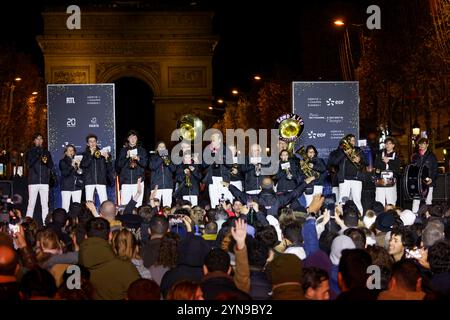 Paris, Frankreich. November 2024. Band’a Leo tritt während der Weihnachtsbeleuchtung am 24. November 2024 in Paris auf. Die Champs-Elysées werden vom 24. November 2024 bis 6. Januar 2025 mit tausend Lichtern leuchten. Quelle: Bernard Menigault/Alamy Live News Stockfoto