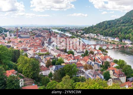 Pananomischer Blick auf die Heidelberger Altstadt und die Alte Brücke über den Neckar, Deutschland, 20. August 2022 Stockfoto