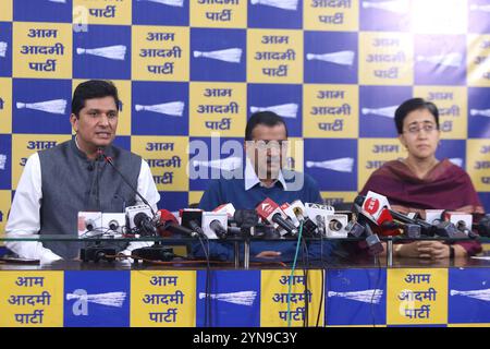 Kabinettsminister Saurabh Bharadwaj spricht am 25. November 2024 in Neu-Delhi auf einer Pressekonferenz, in der die Altersrente für Bürger des Kapitals angekündigt wird. New Delhi Indien Copyright: XAnshumanxAkashx Stockfoto