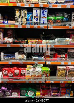 Kiew, Ukraine - 24. November 2024: Dieses Bild zeigt eine vielfältige Auswahl an Keksen und Snacks, die in den Regalen des Supermarktes angeordnet sind Stockfoto